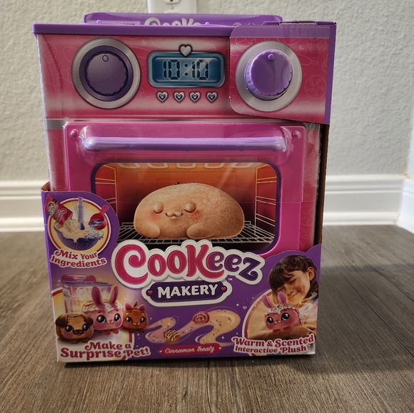 Cookez Makery Cinnamon Treatz Pink Oven, Scented, Interactive Plush. - Picture 2 of 5